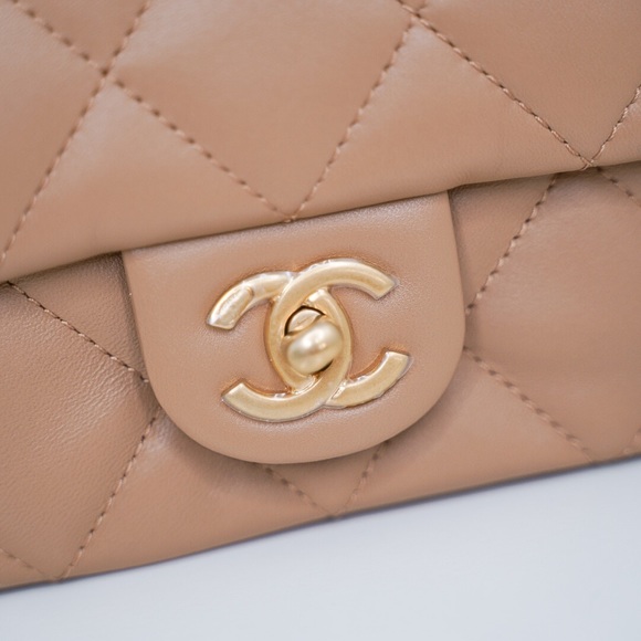 22B Chanel Hearts Mini Flap Bag in Brown - Picture 5 of 8